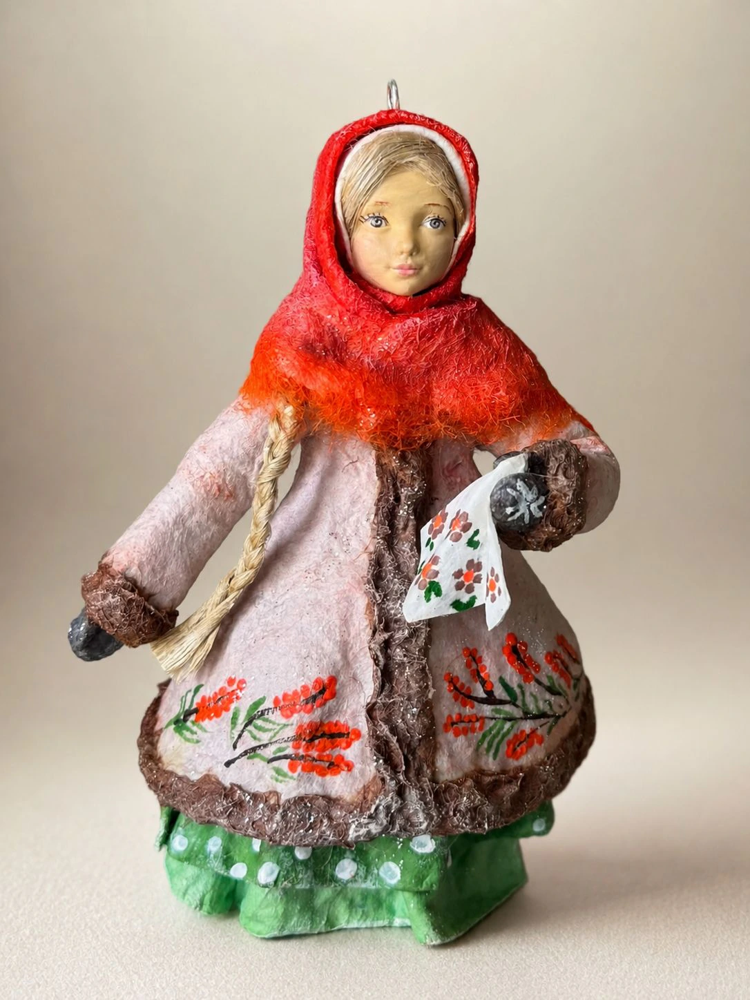 Ватная ёлочная игрушка. Девушка в шали.